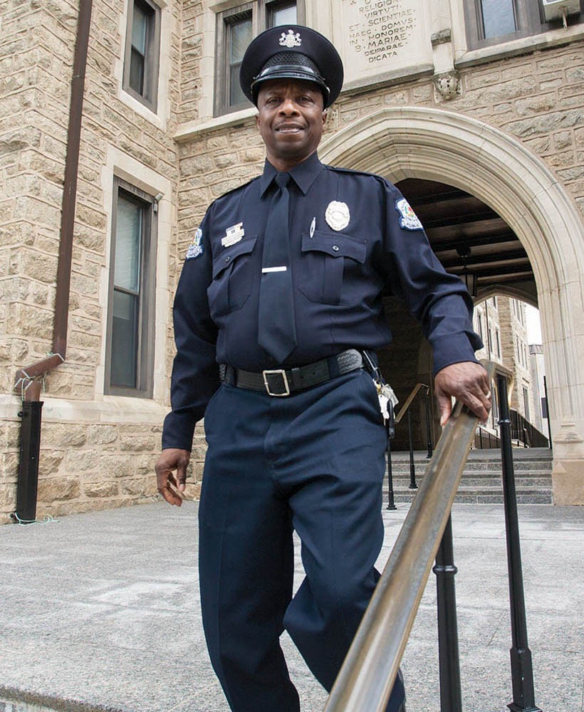 Uniformed ר officer on campus.
